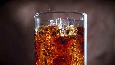 Buzlu kola ve camda kabarcıklar..