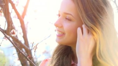 Bahar orchard genç kadın