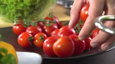 Yunan salatası hazırlama