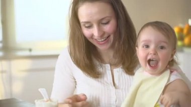 Anne kız çocuğu kaşıkla besleme