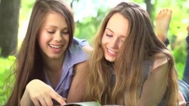 Genç kız okuma dergi açık havada.