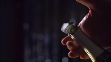 El açılış şampanya şişesi portre