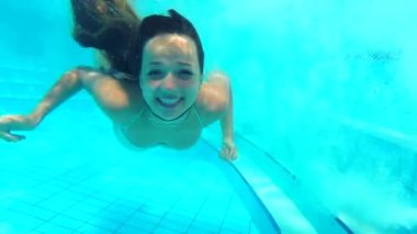Sualtı Yüzme Havuzu içinde kadın