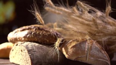 Ahşap Masadaki Fırın Ekmeği