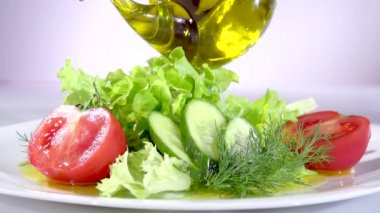 Zeytin yağı ile sağlıklı sebze salatası