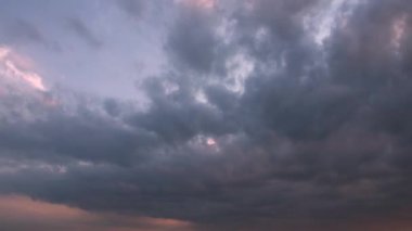 Yağmur bulutları ile gökyüzü. Timelapse