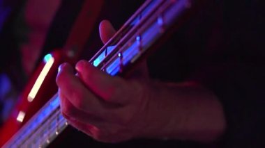 bas gitar çalmaya adam.