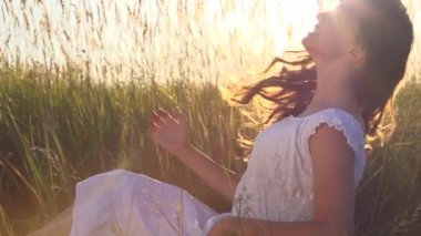 Kadınla çimenlerin üzerinde düşme