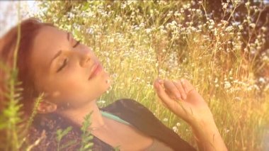 güzel kız çayır üzerinde yalan