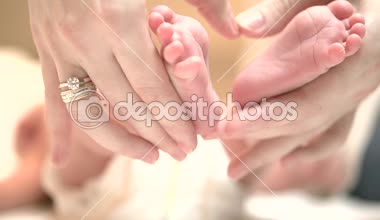 Bebek ayakları annenin ellerinde.