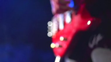 bas gitar çalmaya adam.