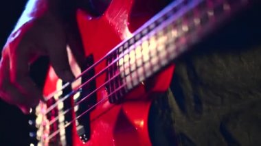 adam gitar rock konserinde çalmak