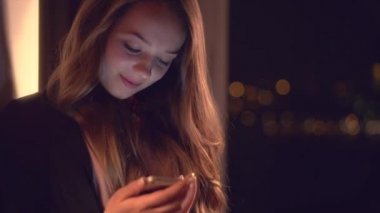 Tablet bilgisayar kullanan genç bir kadın