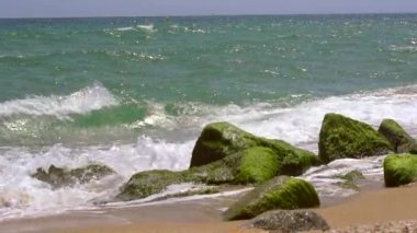 Akdeniz üzerinde kum plaj dalgalar