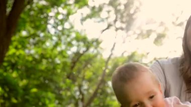 Anne ve bebek yeşil park