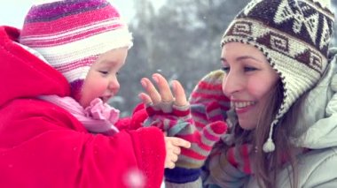 Kış aile açık havada eğleniyor