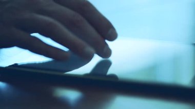 Tablet bilgisayar dokunmadan el