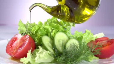 Dökme zeytinyağı ve salata