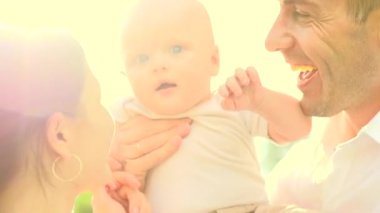 Anne, baba ve bebek eğleniyor