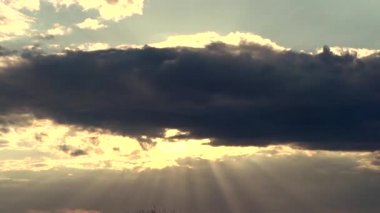 Bulutlu dramatik gün batımı.