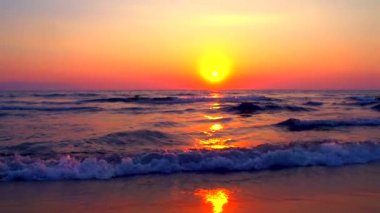 Deniz kıyısında koşu kız