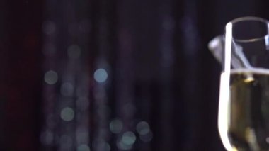 İki kadeh köpüklü şampanya ile.