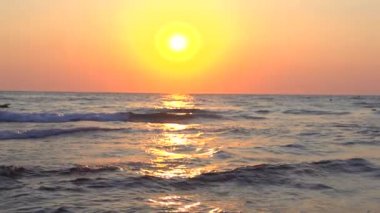 Deniz kıyısında koşu kız