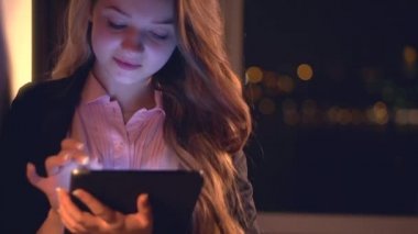 tablet bilgisayar ile genç kız