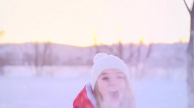 Neşeli kız kar fırlatma