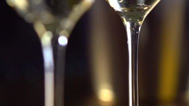 Köpüklü şarap ile iki flüt