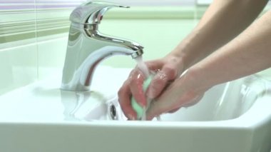 Ellerini yıkayan Kadın.