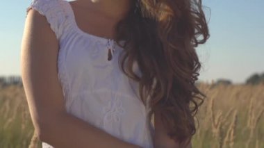 Genç kadın doğanın tadını çıkarıyor