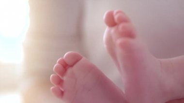 Bebek ayakları annenin ellerinde..