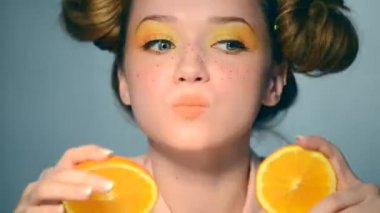 genç kız juicy portakal alır