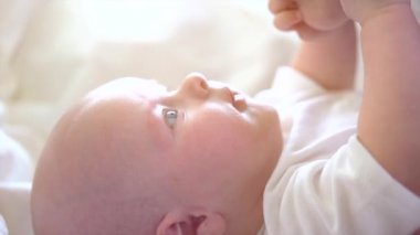 Öpüşme ve yeni doğan bebek sarılma anne.