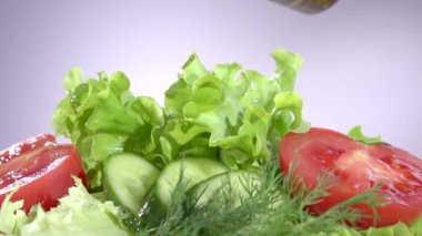 olive ile sağlıklı sebze salatası