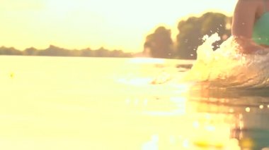 model kız sıçramasına su