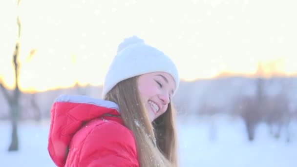 Dziewczyna zabawy w parku zimowym — Wideo stockowe