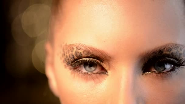 Menina beleza com maquiagem de leopardo — Vídeo de Stock