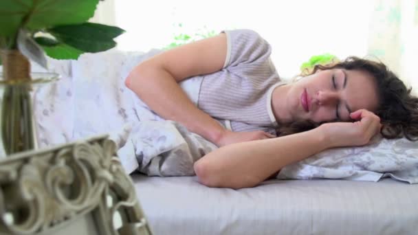 Mujer dormida en una cama cómoda — Vídeos de Stock