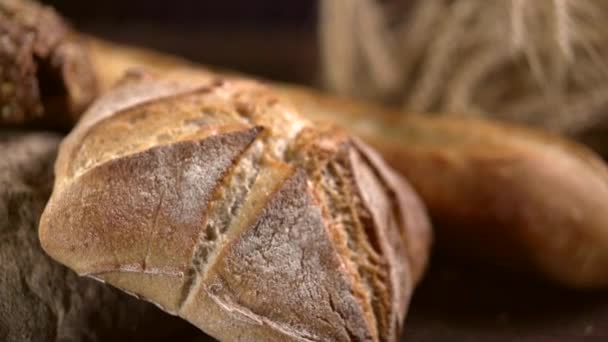 Pan de panadería en una mesa de madera — Vídeo de stock