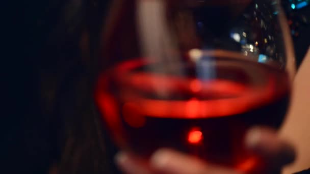 Mujer joven bebiendo vino tinto — Vídeos de Stock