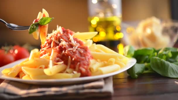 Penne de pasta con salsa boloñesa — Vídeos de Stock