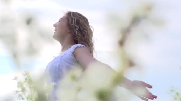 Молодая женщина веселится на открытом воздухе — стоковое видео