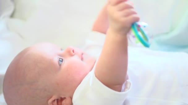 Bebé niño jugando con sonajero juguete . — Vídeos de Stock