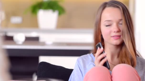 Teenager-Mädchen telefoniert mit Smartphone — Stockvideo