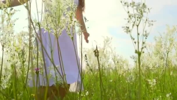 Молодая женщина веселится на открытом воздухе — стоковое видео