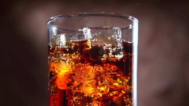 Cola avec glace et bulles en verre — Video