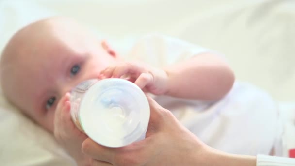 Nyfött barn äta mjölk från flaska. — Stockvideo