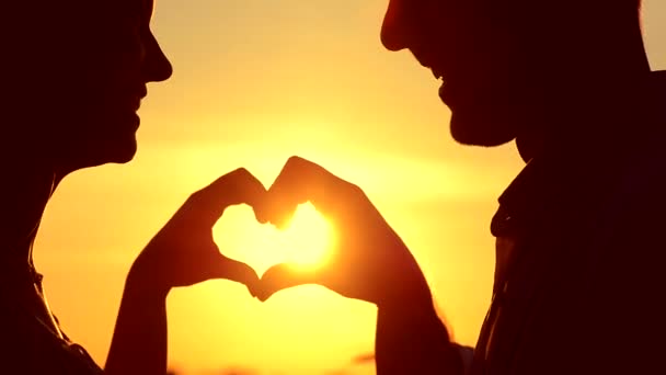 Kız ve erkek arkadaşı kalp şekil verme — Stok video